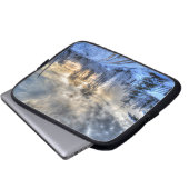 Feld im Winter Schnee bei Sonnenaufgang Laptopschutzhülle (Vorne Knopf)