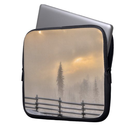 Feld im Winter Schnee bei Sonnenaufgang Laptopschutzhülle (Vorderseite Links)