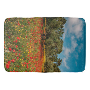 Feld mit Blume und Bäumen Badematte