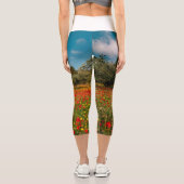 Feld mit Blume und Bäumen Capri Leggings (Rückseite)