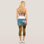 Feld mit Blume und Bäumen Capri Leggings (Rückseite)