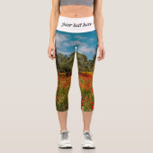 Feld mit Blume und Bäumen Capri Leggings (Vorderseite)