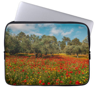 Feld mit Blume und Bäumen Laptopschutzhülle