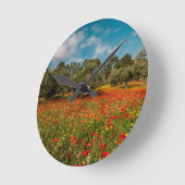 Feld mit Blume und Bäumen Runde Wanduhr (Winkel)