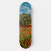 Feld mit Blume und Bäumen Skateboard (Vorderseite)