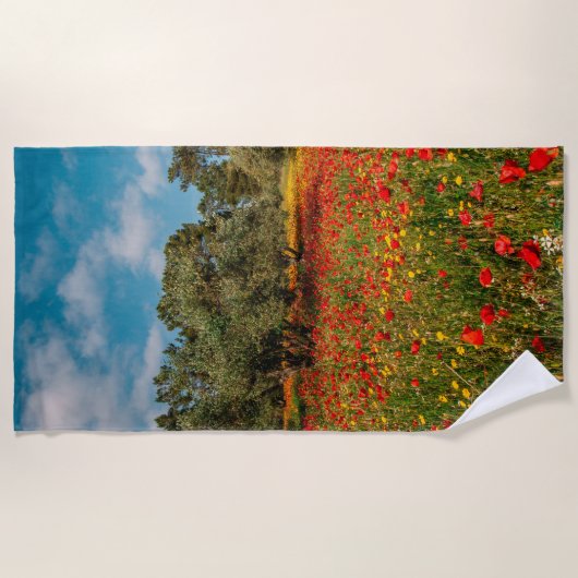Feld mit Blume und Bäumen Strandtuch (Vorderseite)