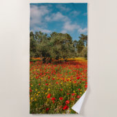 Feld mit Blume und Bäumen Strandtuch (Vorderseite)