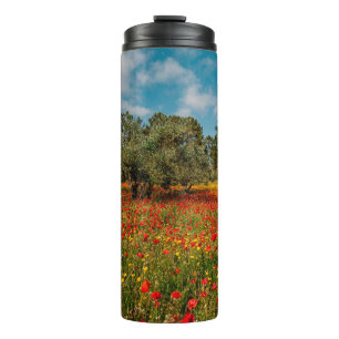 Feld mit Blume und Bäumen Thermosbecher