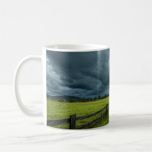 Feld mit Holzzaun Kaffeetasse