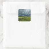 Feld mit Holzzaun Quadratischer Aufkleber (Tasche)