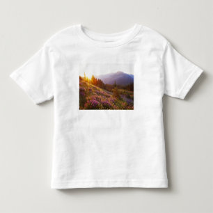 Feld mit Lupinen und Olympic Mountains bei Kleinkind T-shirt