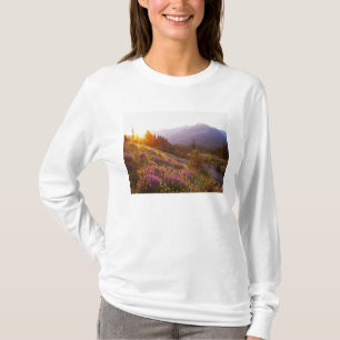Feld mit Lupinen und Olympic Mountains bei T-Shirt