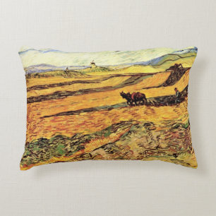 Feld mit Pflüger und Mühle von Vincent van Gogh Dekokissen