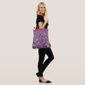 Feld mit rosa und violetten Wildblumen Tasche (Am Model)