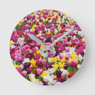 Feld mit Tulpen Runde Wanduhr