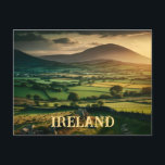 Felder der grünen Irland Postkarte<br><div class="desc">Diese atemberaubende Postkarte zeigt die grünen Felder Irlands und hebt die Schönheit der smaragdgrünen Insel hervor,  während sich die Sonne über der fließenden Landschaft erhebt</div>