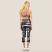 Felder und Streifen 2 in Weiß auf Schwarz Capri Leggings (Rückseite)