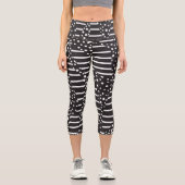 Felder und Streifen 2 in Weiß auf Schwarz Capri Leggings (Vorderseite)