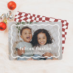 Felices Fiestas | Borde Ondulado Retro con Foto Feiertagskarte<br><div class="desc">Esta tarjeta navideña presenta su foto favorita enmarcada por un borde blanco ondulado. El mensaje "Felices Fiestas" aparece en una tipografía divertida, con el nombre de su familia debajo en letra cursiva. El reverso de la tarjeta destaca con un patrón retro de cuadros ondulados. Perfecta para compartir el espíritu festivo...</div>