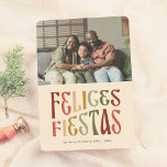 Felices Fiestas Postal de Navidad Retro con Foto Feiertagskarte<br><div class="desc">¡Una post navideña con un estilo retro y divertido! Ideal para quienes desean algo original. Das Foto de su familia se präsenta en un formato horizontal en la parte superior de la tarjeta. Justo debajo, el mensaje "Felices Fiestas" se muestra en una tipografía Vintag y llamativa, con una paleta de...</div>