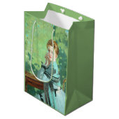 Felicity (von George Henry) Mittlere Geschenktüte (Vorderseite Schrägansicht)