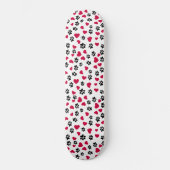 Feline Design Black Cat Paw Prints und Red Hearts Skateboard (Vorderseite)