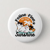 Feline Fine in the Sunshine - Entspannte Tropenkat Button (Vorderseite)