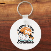 Feline Fine in the Sunshine - Entspannte Tropenkat Schlüsselanhänger (Vorderseite)