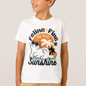 Feline Fine in the Sunshine - Entspannte Tropenkat T-Shirt (Vorderseite)