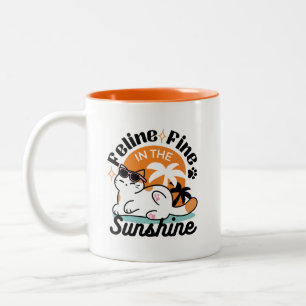 Feline Fine in the Sunshine - Entspannte Tropenkat Zweifarbige Tasse