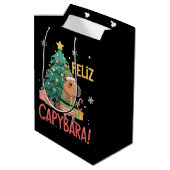 Feliz Capybara Elf Xmas Christmas Tree Mittlere Geschenktüte (Rückseite Schrägansicht)