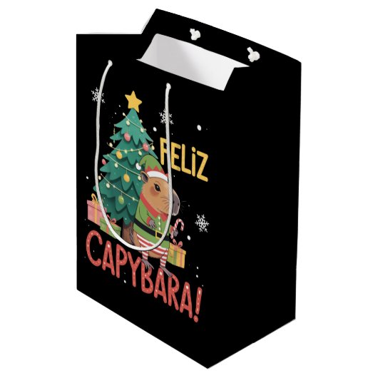 Feliz Capybara Elf Xmas Christmas Tree Mittlere Geschenktüte (Rückseite Schrägansicht)