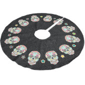 Feliz Muertos - festliche Zuckerschädel Polyester Weihnachtsbaumdecke (Schrägansicht)