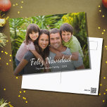 Feliz Navidad Modernes Weihnachtsfamilien-Foto Feiertagspostkarte<br><div class="desc">Feliz Navidad Weihnachts Foto Holiday Postkarte,  mit einer modernen Familie und Schrift Typografie Design. Mit weißen,  anpassbaren Buchstaben fügen Sie Ihre eigenen Informationen hinzu. Sie ersetzen das Foto auch durch Ihr eigenes Bild. Ein festlicher und einzigartiger Weg,  den Lieben ein frohes Weihnachtsfest auf Spanisch zu wünschen.</div>