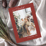Feliz Navidad Retro Script Foto Red Holiday Card Feiertagskarte<br><div class="desc">Celebra la temporada festiva con un toque de elegancia persönlich. Presentamos nuestra tarjeta de felicitación de Navidad minimalista, erkrankt exklusivamente para aquellos que aprecian la simplicidad con un toque de nostalgia. En el frente, muestra tu foto más wertada, creando un punto foto foto sentimental. Encima de tu imagen, la frase...</div>