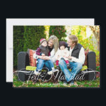 Feliz Navidad Tarjeta Fotográfica Escritura Blanca Feiertagskarte<br><div class="desc">Foto del día Simplemente elegante tarjeta de felicitación ofrece "Feliz Navidad" en una escritura hermosa con modernas rodantes detalles en blanco. Rayas diagonales verdes añaden interés a la parte posterior de la tarjeta.</div>