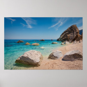 Felsen am Strand Cala Mariolu auf Sardinien, Itali Poster