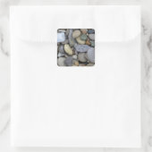 Felsen am Strand Quadratischer Aufkleber (Tasche)