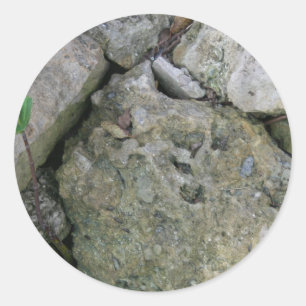 Felsen an der Küste, gezackt, mit kleinen grünen S Runder Aufkleber