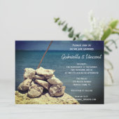 Felsen auf der Hochzeit am Strand Einladung (Stehend Vorderseite)