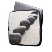 Felsen auf Sand Laptopschutzhülle (Vorderseite Links)