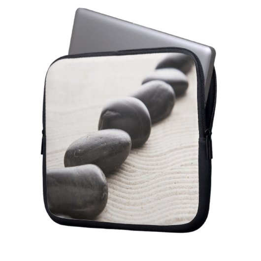 Felsen auf Sand Laptopschutzhülle (Vorderseite Links)