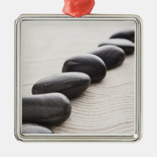 Felsen auf Sand Ornament Aus Metall