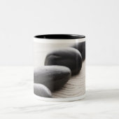 Felsen auf Sand Zweifarbige Tasse (Mittel)