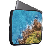 Felsen im Meer, über Sicht 1 Laptopschutzhülle (Vorne Rechts)