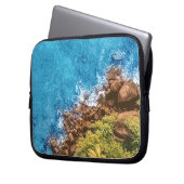 Felsen im Meer, über Sicht 1 Laptopschutzhülle (Vorderseite Links)