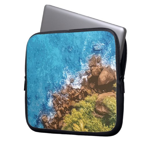 Felsen im Meer, über Sicht 1 Laptopschutzhülle (Vorderseite Links)