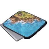 Felsen im Meer, über Sicht 1 Laptopschutzhülle (Vorne Knopf)