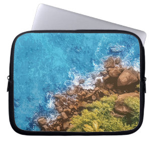 Felsen im Meer, über Sicht 1 Laptopschutzhülle