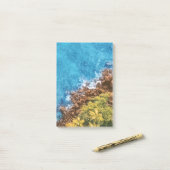 Felsen im Meer, über Sicht 1 Post-it Klebezettel (Auf Schreibtisch)